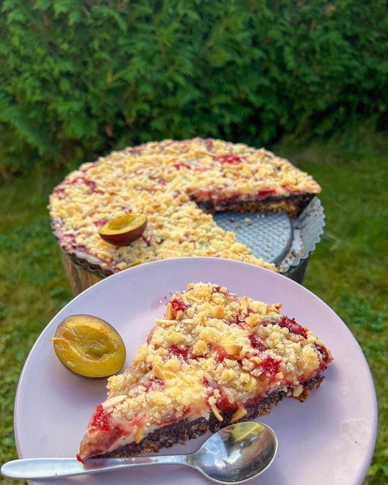 Recept na Švestkový koláč s mákem a tvarohem, posypaný nasekanými mandlemi a drobenkou